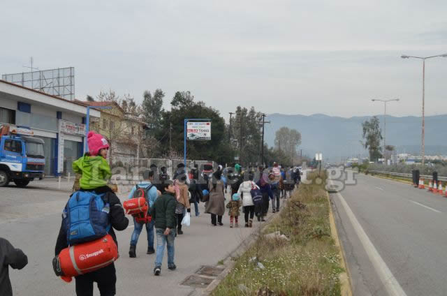 ΕΝΑ ΑΠΕΡΑΝΤΟ HOTSPOT: Γέμισε πρόσφυγες η Ελλάδα - Ξεκινούν με τα πόδια για τα σύνορα με τα Σκόπια [ΣΥΓΚΛΟΝΙΣΤΙΚΕΣ ΕΙΚΟΝΕΣ] - Φωτογραφία 33