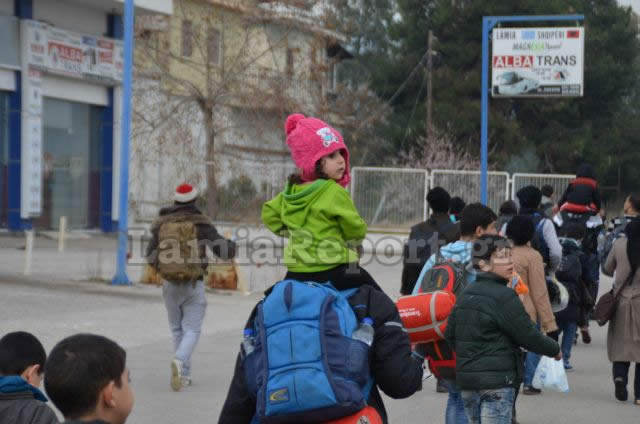 ΕΝΑ ΑΠΕΡΑΝΤΟ HOTSPOT: Γέμισε πρόσφυγες η Ελλάδα - Ξεκινούν με τα πόδια για τα σύνορα με τα Σκόπια [ΣΥΓΚΛΟΝΙΣΤΙΚΕΣ ΕΙΚΟΝΕΣ] - Φωτογραφία 34