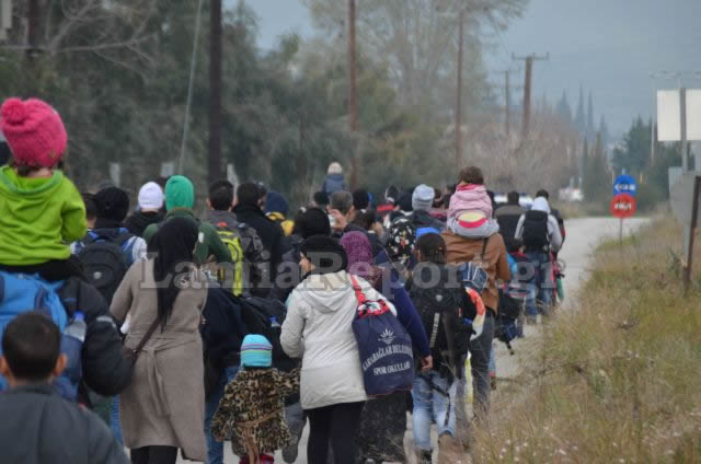 ΕΝΑ ΑΠΕΡΑΝΤΟ HOTSPOT: Γέμισε πρόσφυγες η Ελλάδα - Ξεκινούν με τα πόδια για τα σύνορα με τα Σκόπια [ΣΥΓΚΛΟΝΙΣΤΙΚΕΣ ΕΙΚΟΝΕΣ] - Φωτογραφία 36