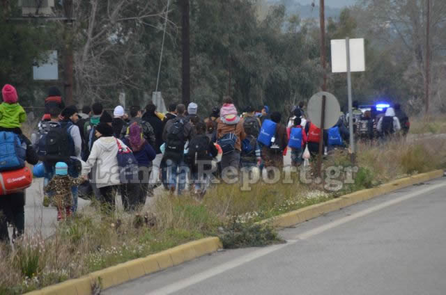 ΕΝΑ ΑΠΕΡΑΝΤΟ HOTSPOT: Γέμισε πρόσφυγες η Ελλάδα - Ξεκινούν με τα πόδια για τα σύνορα με τα Σκόπια [ΣΥΓΚΛΟΝΙΣΤΙΚΕΣ ΕΙΚΟΝΕΣ] - Φωτογραφία 37