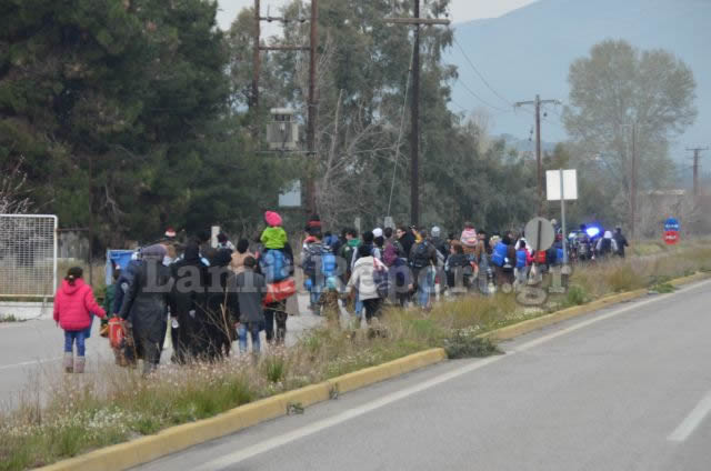 ΕΝΑ ΑΠΕΡΑΝΤΟ HOTSPOT: Γέμισε πρόσφυγες η Ελλάδα - Ξεκινούν με τα πόδια για τα σύνορα με τα Σκόπια [ΣΥΓΚΛΟΝΙΣΤΙΚΕΣ ΕΙΚΟΝΕΣ] - Φωτογραφία 38