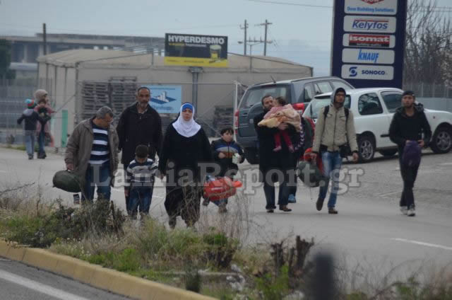 ΕΝΑ ΑΠΕΡΑΝΤΟ HOTSPOT: Γέμισε πρόσφυγες η Ελλάδα - Ξεκινούν με τα πόδια για τα σύνορα με τα Σκόπια [ΣΥΓΚΛΟΝΙΣΤΙΚΕΣ ΕΙΚΟΝΕΣ] - Φωτογραφία 39
