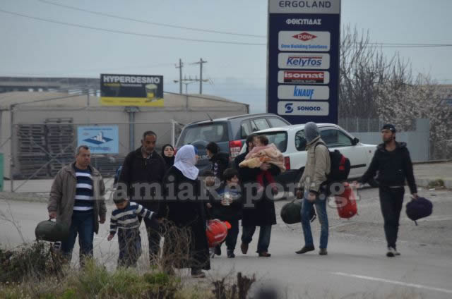 ΕΝΑ ΑΠΕΡΑΝΤΟ HOTSPOT: Γέμισε πρόσφυγες η Ελλάδα - Ξεκινούν με τα πόδια για τα σύνορα με τα Σκόπια [ΣΥΓΚΛΟΝΙΣΤΙΚΕΣ ΕΙΚΟΝΕΣ] - Φωτογραφία 40