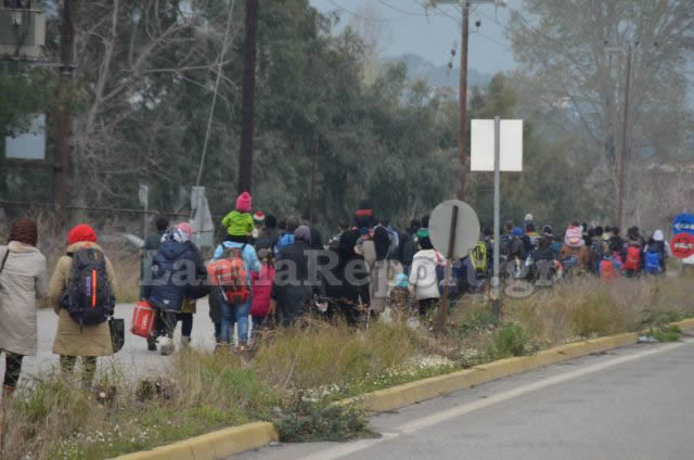ΕΝΑ ΑΠΕΡΑΝΤΟ HOTSPOT: Γέμισε πρόσφυγες η Ελλάδα - Ξεκινούν με τα πόδια για τα σύνορα με τα Σκόπια [ΣΥΓΚΛΟΝΙΣΤΙΚΕΣ ΕΙΚΟΝΕΣ] - Φωτογραφία 41