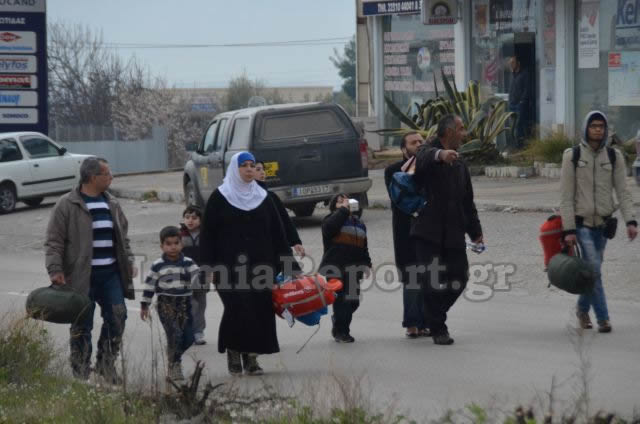ΕΝΑ ΑΠΕΡΑΝΤΟ HOTSPOT: Γέμισε πρόσφυγες η Ελλάδα - Ξεκινούν με τα πόδια για τα σύνορα με τα Σκόπια [ΣΥΓΚΛΟΝΙΣΤΙΚΕΣ ΕΙΚΟΝΕΣ] - Φωτογραφία 43