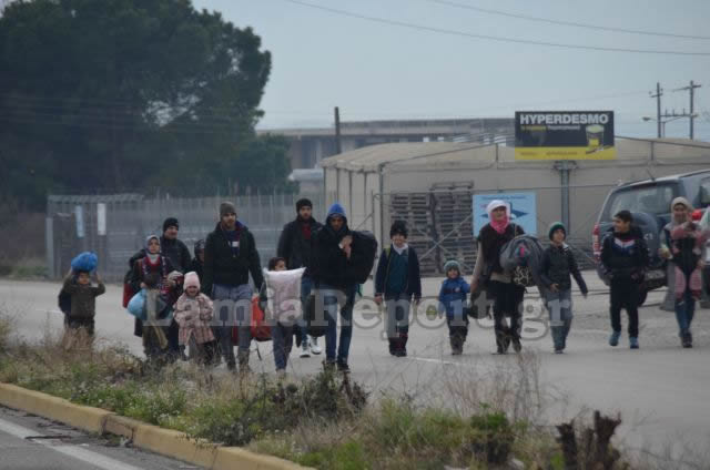 ΕΝΑ ΑΠΕΡΑΝΤΟ HOTSPOT: Γέμισε πρόσφυγες η Ελλάδα - Ξεκινούν με τα πόδια για τα σύνορα με τα Σκόπια [ΣΥΓΚΛΟΝΙΣΤΙΚΕΣ ΕΙΚΟΝΕΣ] - Φωτογραφία 44