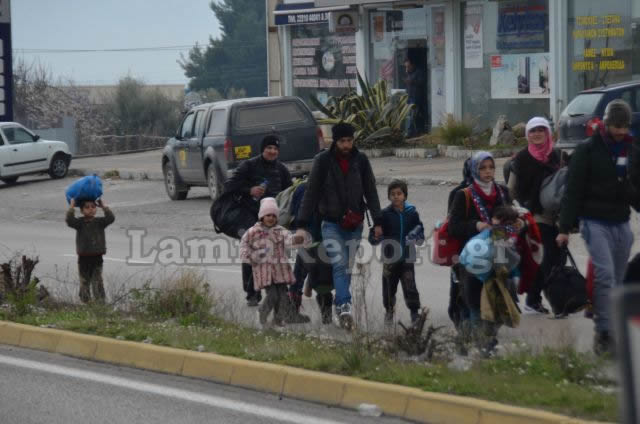 ΕΝΑ ΑΠΕΡΑΝΤΟ HOTSPOT: Γέμισε πρόσφυγες η Ελλάδα - Ξεκινούν με τα πόδια για τα σύνορα με τα Σκόπια [ΣΥΓΚΛΟΝΙΣΤΙΚΕΣ ΕΙΚΟΝΕΣ] - Φωτογραφία 45