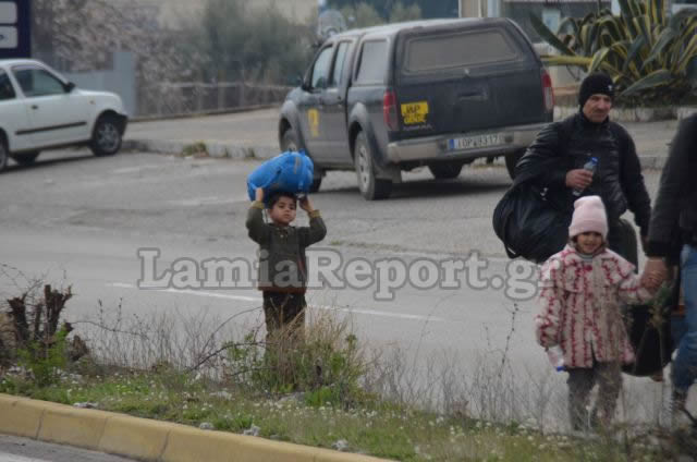ΕΝΑ ΑΠΕΡΑΝΤΟ HOTSPOT: Γέμισε πρόσφυγες η Ελλάδα - Ξεκινούν με τα πόδια για τα σύνορα με τα Σκόπια [ΣΥΓΚΛΟΝΙΣΤΙΚΕΣ ΕΙΚΟΝΕΣ] - Φωτογραφία 46