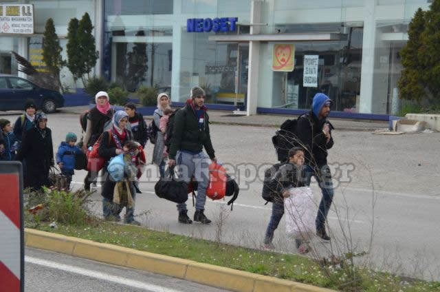 ΕΝΑ ΑΠΕΡΑΝΤΟ HOTSPOT: Γέμισε πρόσφυγες η Ελλάδα - Ξεκινούν με τα πόδια για τα σύνορα με τα Σκόπια [ΣΥΓΚΛΟΝΙΣΤΙΚΕΣ ΕΙΚΟΝΕΣ] - Φωτογραφία 47