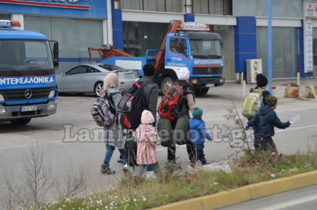 ΕΝΑ ΑΠΕΡΑΝΤΟ HOTSPOT: Γέμισε πρόσφυγες η Ελλάδα - Ξεκινούν με τα πόδια για τα σύνορα με τα Σκόπια [ΣΥΓΚΛΟΝΙΣΤΙΚΕΣ ΕΙΚΟΝΕΣ] - Φωτογραφία 49