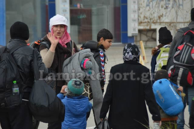 ΕΝΑ ΑΠΕΡΑΝΤΟ HOTSPOT: Γέμισε πρόσφυγες η Ελλάδα - Ξεκινούν με τα πόδια για τα σύνορα με τα Σκόπια [ΣΥΓΚΛΟΝΙΣΤΙΚΕΣ ΕΙΚΟΝΕΣ] - Φωτογραφία 51
