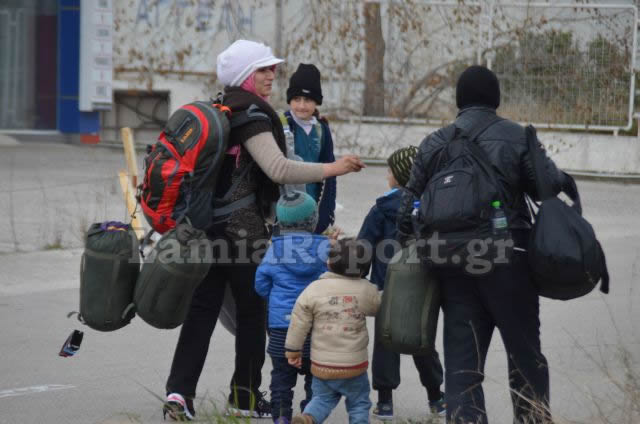 ΕΝΑ ΑΠΕΡΑΝΤΟ HOTSPOT: Γέμισε πρόσφυγες η Ελλάδα - Ξεκινούν με τα πόδια για τα σύνορα με τα Σκόπια [ΣΥΓΚΛΟΝΙΣΤΙΚΕΣ ΕΙΚΟΝΕΣ] - Φωτογραφία 52