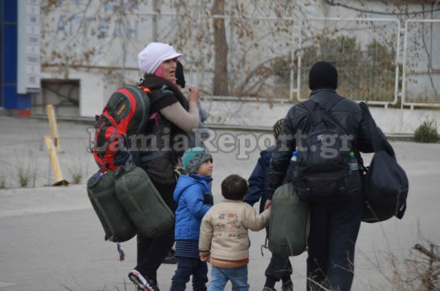 ΕΝΑ ΑΠΕΡΑΝΤΟ HOTSPOT: Γέμισε πρόσφυγες η Ελλάδα - Ξεκινούν με τα πόδια για τα σύνορα με τα Σκόπια [ΣΥΓΚΛΟΝΙΣΤΙΚΕΣ ΕΙΚΟΝΕΣ] - Φωτογραφία 53