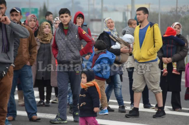 ΕΝΑ ΑΠΕΡΑΝΤΟ HOTSPOT: Γέμισε πρόσφυγες η Ελλάδα - Ξεκινούν με τα πόδια για τα σύνορα με τα Σκόπια [ΣΥΓΚΛΟΝΙΣΤΙΚΕΣ ΕΙΚΟΝΕΣ] - Φωτογραφία 55