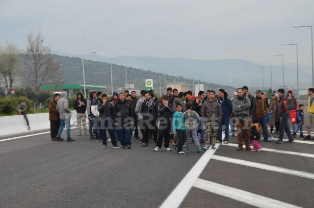 ΕΝΑ ΑΠΕΡΑΝΤΟ HOTSPOT: Γέμισε πρόσφυγες η Ελλάδα - Ξεκινούν με τα πόδια για τα σύνορα με τα Σκόπια [ΣΥΓΚΛΟΝΙΣΤΙΚΕΣ ΕΙΚΟΝΕΣ] - Φωτογραφία 56