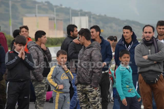 ΕΝΑ ΑΠΕΡΑΝΤΟ HOTSPOT: Γέμισε πρόσφυγες η Ελλάδα - Ξεκινούν με τα πόδια για τα σύνορα με τα Σκόπια [ΣΥΓΚΛΟΝΙΣΤΙΚΕΣ ΕΙΚΟΝΕΣ] - Φωτογραφία 58