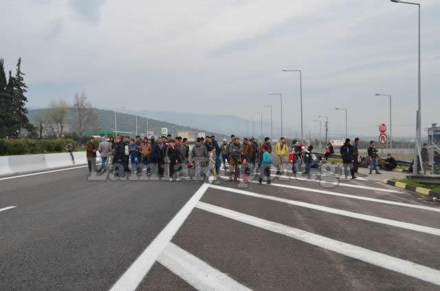 ΕΝΑ ΑΠΕΡΑΝΤΟ HOTSPOT: Γέμισε πρόσφυγες η Ελλάδα - Ξεκινούν με τα πόδια για τα σύνορα με τα Σκόπια [ΣΥΓΚΛΟΝΙΣΤΙΚΕΣ ΕΙΚΟΝΕΣ] - Φωτογραφία 59