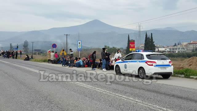 ΕΝΑ ΑΠΕΡΑΝΤΟ HOTSPOT: Γέμισε πρόσφυγες η Ελλάδα - Ξεκινούν με τα πόδια για τα σύνορα με τα Σκόπια [ΣΥΓΚΛΟΝΙΣΤΙΚΕΣ ΕΙΚΟΝΕΣ] - Φωτογραφία 6