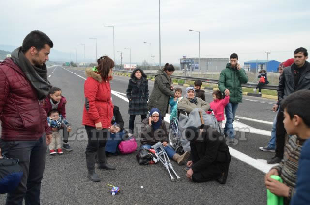 ΕΝΑ ΑΠΕΡΑΝΤΟ HOTSPOT: Γέμισε πρόσφυγες η Ελλάδα - Ξεκινούν με τα πόδια για τα σύνορα με τα Σκόπια [ΣΥΓΚΛΟΝΙΣΤΙΚΕΣ ΕΙΚΟΝΕΣ] - Φωτογραφία 60