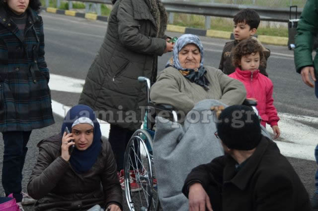 ΕΝΑ ΑΠΕΡΑΝΤΟ HOTSPOT: Γέμισε πρόσφυγες η Ελλάδα - Ξεκινούν με τα πόδια για τα σύνορα με τα Σκόπια [ΣΥΓΚΛΟΝΙΣΤΙΚΕΣ ΕΙΚΟΝΕΣ] - Φωτογραφία 62