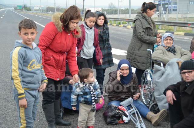 ΕΝΑ ΑΠΕΡΑΝΤΟ HOTSPOT: Γέμισε πρόσφυγες η Ελλάδα - Ξεκινούν με τα πόδια για τα σύνορα με τα Σκόπια [ΣΥΓΚΛΟΝΙΣΤΙΚΕΣ ΕΙΚΟΝΕΣ] - Φωτογραφία 63