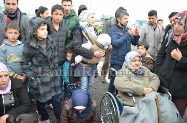 ΕΝΑ ΑΠΕΡΑΝΤΟ HOTSPOT: Γέμισε πρόσφυγες η Ελλάδα - Ξεκινούν με τα πόδια για τα σύνορα με τα Σκόπια [ΣΥΓΚΛΟΝΙΣΤΙΚΕΣ ΕΙΚΟΝΕΣ] - Φωτογραφία 66