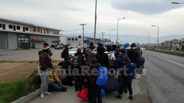 ΕΝΑ ΑΠΕΡΑΝΤΟ HOTSPOT: Γέμισε πρόσφυγες η Ελλάδα - Ξεκινούν με τα πόδια για τα σύνορα με τα Σκόπια [ΣΥΓΚΛΟΝΙΣΤΙΚΕΣ ΕΙΚΟΝΕΣ] - Φωτογραφία 9