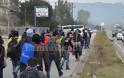 ΕΝΑ ΑΠΕΡΑΝΤΟ HOTSPOT: Γέμισε πρόσφυγες η Ελλάδα - Ξεκινούν με τα πόδια για τα σύνορα με τα Σκόπια [ΣΥΓΚΛΟΝΙΣΤΙΚΕΣ ΕΙΚΟΝΕΣ] - Φωτογραφία 27