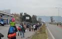 ΕΝΑ ΑΠΕΡΑΝΤΟ HOTSPOT: Γέμισε πρόσφυγες η Ελλάδα - Ξεκινούν με τα πόδια για τα σύνορα με τα Σκόπια [ΣΥΓΚΛΟΝΙΣΤΙΚΕΣ ΕΙΚΟΝΕΣ] - Φωτογραφία 33