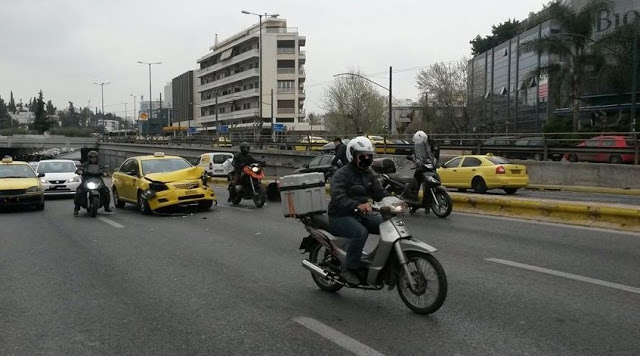 Φωτογραφίες ΑΝΑΓΝΩΣΤΗ από το σοβαρό τροχαίο στην Κηφισίας νωρίτερα - Φωτογραφία 3