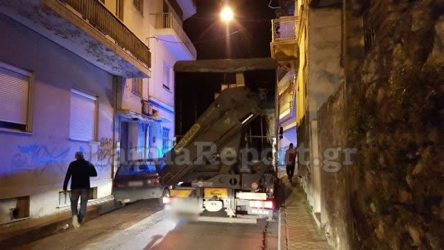 Λαμία: Έγινε κι΄αυτό! Νταλίκα τράκαρε με μπαλκόνι στο κέντρο της πόλης [photos] - Φωτογραφία 2