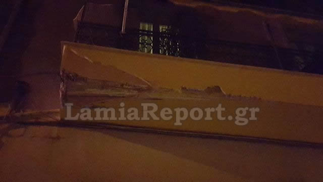 Λαμία: Έγινε κι΄αυτό! Νταλίκα τράκαρε με μπαλκόνι στο κέντρο της πόλης [photos] - Φωτογραφία 8