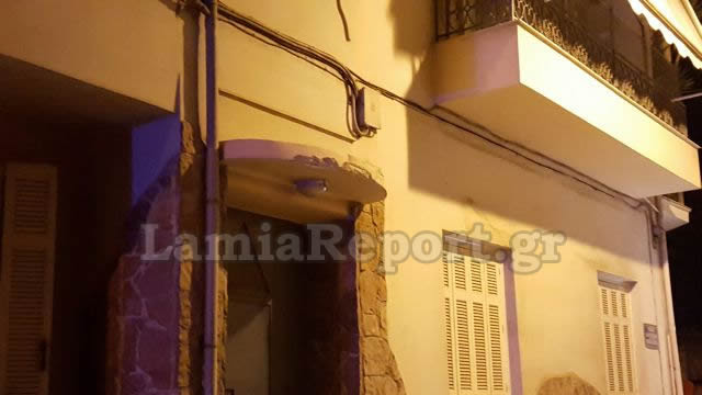 Λαμία: Έγινε κι΄αυτό! Νταλίκα τράκαρε με μπαλκόνι στο κέντρο της πόλης [photos] - Φωτογραφία 9