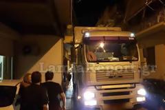 Λαμία: Έγινε κι΄αυτό! Νταλίκα τράκαρε με μπαλκόνι στο κέντρο της πόλης [photos]