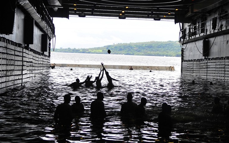 Πεζοναύτες αεροπλανοφόρων κάνουν μπάνιο στις καλύτερες «πισίνες» του κόσμου - Φωτογραφία 10