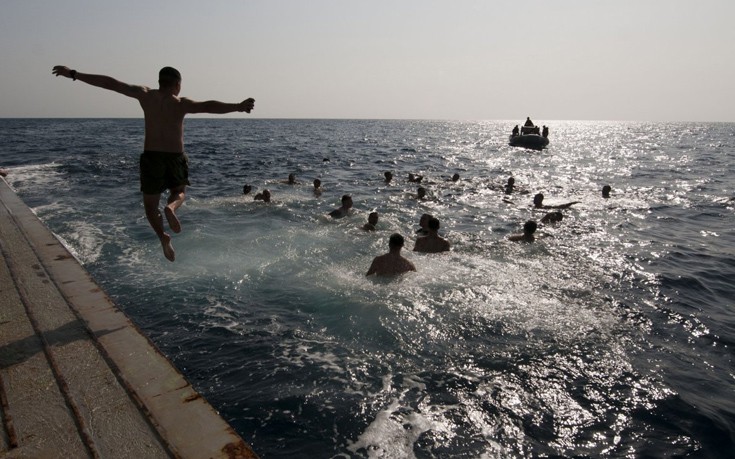 Πεζοναύτες αεροπλανοφόρων κάνουν μπάνιο στις καλύτερες «πισίνες» του κόσμου - Φωτογραφία 17