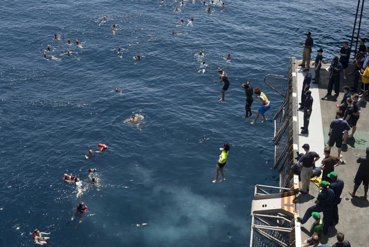 Πεζοναύτες αεροπλανοφόρων κάνουν μπάνιο στις καλύτερες «πισίνες» του κόσμου - Φωτογραφία 19