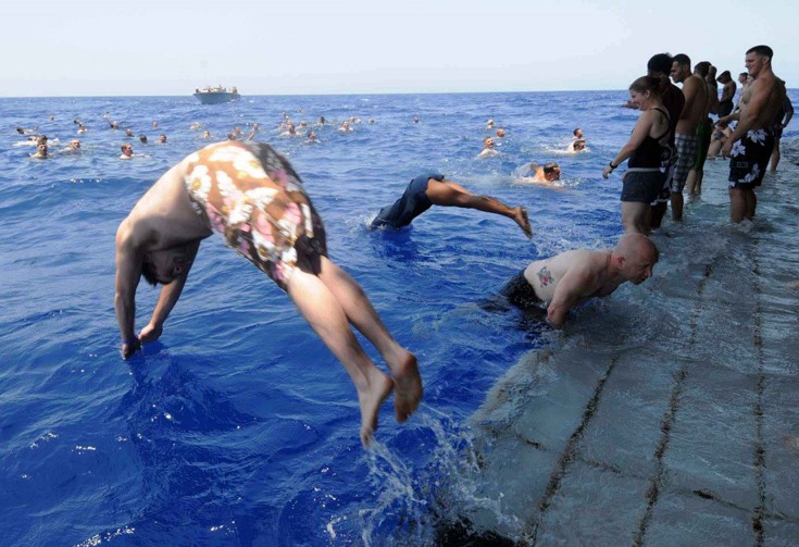 Πεζοναύτες αεροπλανοφόρων κάνουν μπάνιο στις καλύτερες «πισίνες» του κόσμου - Φωτογραφία 20