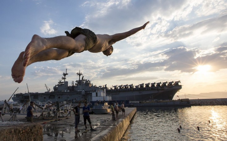 Πεζοναύτες αεροπλανοφόρων κάνουν μπάνιο στις καλύτερες «πισίνες» του κόσμου - Φωτογραφία 8