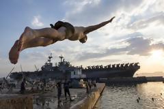 Πεζοναύτες αεροπλανοφόρων κάνουν μπάνιο στις καλύτερες «πισίνες» του κόσμου
