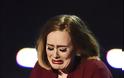 Αυτό θα πει Global Success! Η Adele ξεσπά σε κλάματα όταν ένας... αστροναύτης της δίνει βραβείο... [photos]
