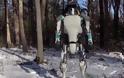 Atlas: Το ρομπότ της Google που περπατά στο χιόνι και σηκώνεται όρθιο αν πέσει