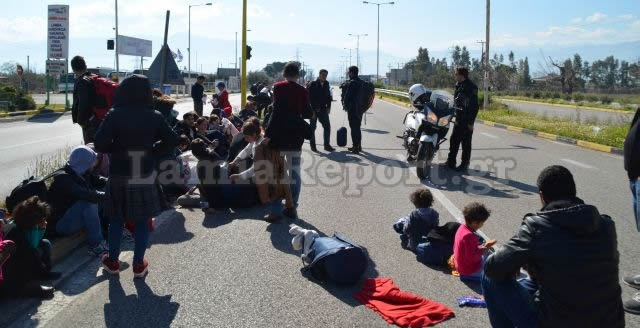 Λαμία: Μικρά παιδιά μέσα στο δρόμο δίπλα από νταλίκες [photo] - Φωτογραφία 2