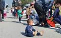 Λαμία: Μικρά παιδιά μέσα στο δρόμο δίπλα από νταλίκες [photo]