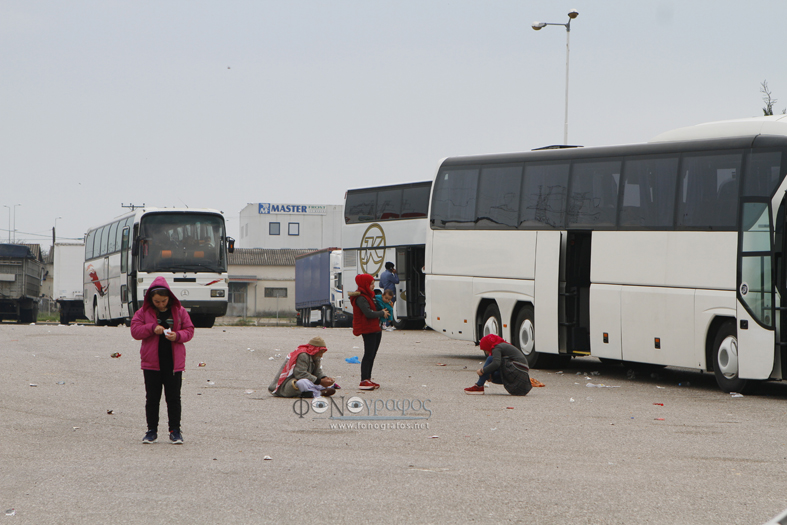 Εικόνες απελπισίας από τους πρόσφυγες στην Λαμία - Φωτογραφία 11