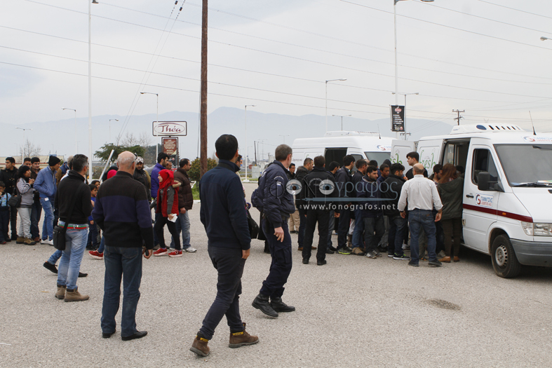 Εικόνες απελπισίας από τους πρόσφυγες στην Λαμία - Φωτογραφία 9