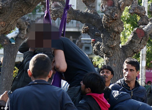 Η σοκαριστική στιγμή που δυο πρόσφυγες πάνε να αυτοκτονήσουν στην Αθήνα... [photos] - Φωτογραφία 2