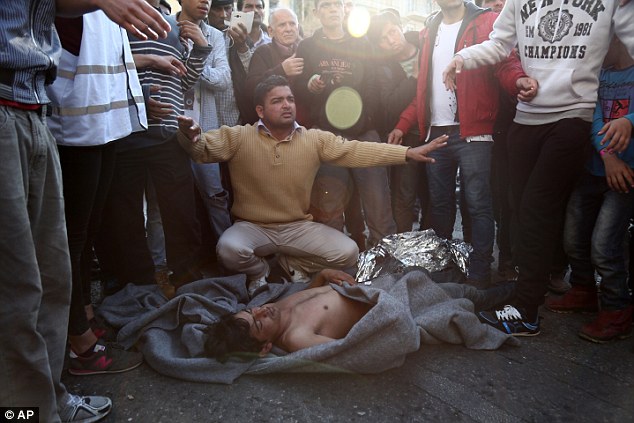 Η σοκαριστική στιγμή που δυο πρόσφυγες πάνε να αυτοκτονήσουν στην Αθήνα... [photos] - Φωτογραφία 4