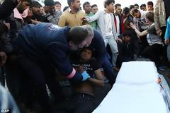 Η σοκαριστική στιγμή που δυο πρόσφυγες πάνε να αυτοκτονήσουν στην Αθήνα... [photos]
