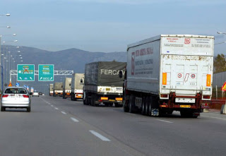 Εγκλωβισμένοι οι οδηγοί φορτηγών στα σύνορα... - Φωτογραφία 1